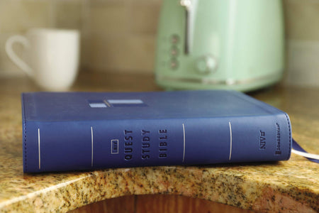 NIV, Quest Study Bible, Personal Size, Comfort Print: The Only Q and A Study Bible – Leathersoft™, Blue, product view 10