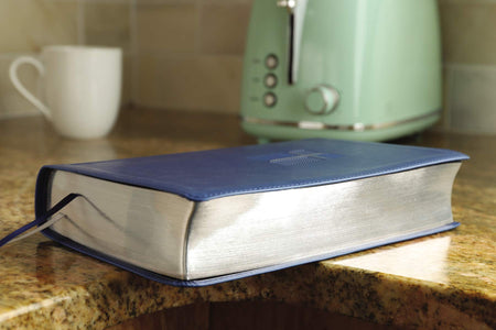 NIV, Quest Study Bible, Personal Size, Comfort Print: The Only Q and A Study Bible – Leathersoft™, Blue, product view 11