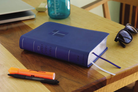 NIV, Quest Study Bible, Personal Size, Comfort Print: The Only Q and A Study Bible – Leathersoft™, Blue, product view 9