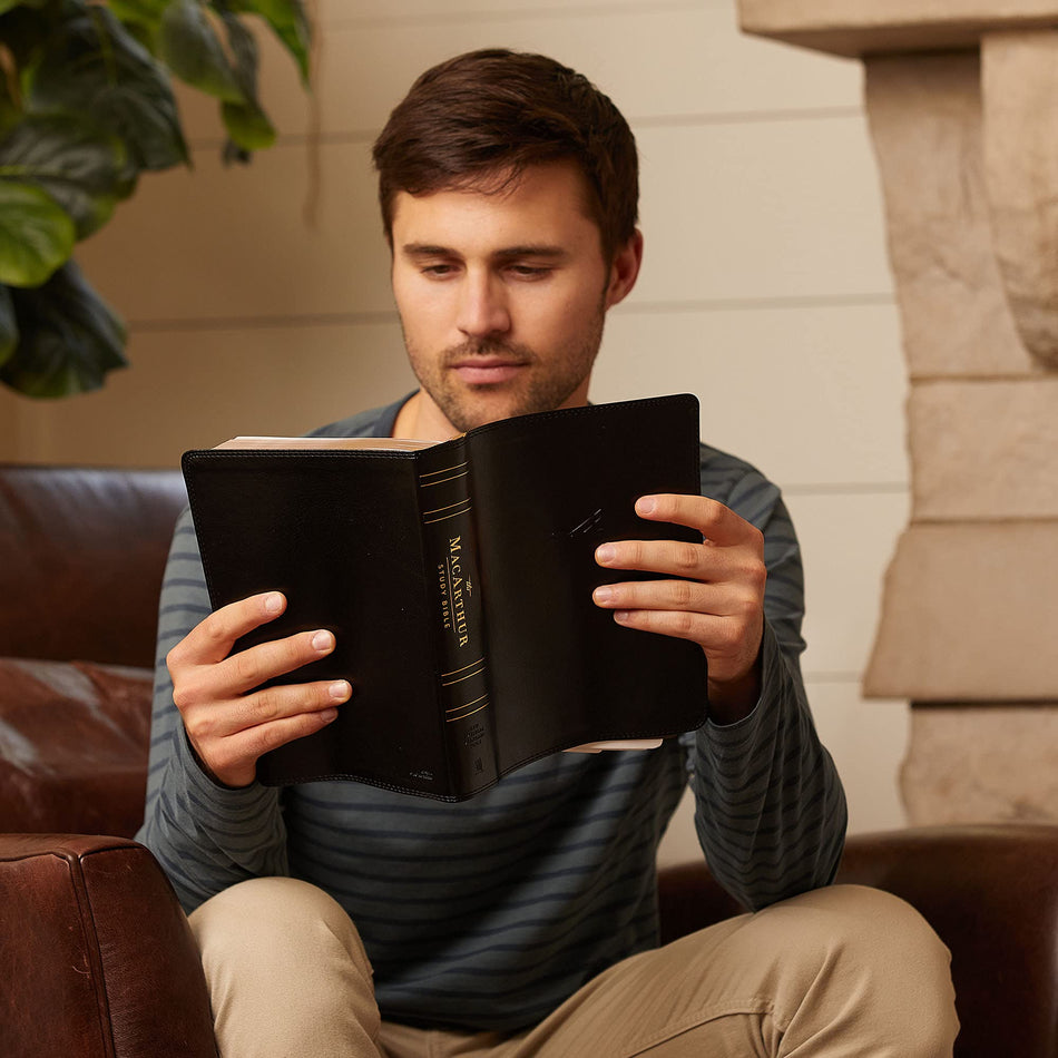 NASB, MacArthur Study Bible, 2nd Edition, Comfort Print: Unleashing God's Truth One Verse at a Time, product view 2