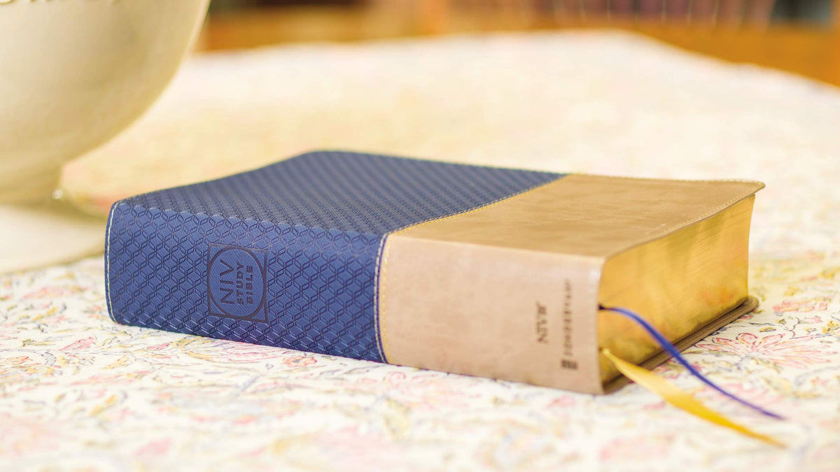 NIV Study Bible, Fully Revised Edition, Red Letter, Comfort Print – Leathersoft™, Navy/Tan, Thumb Indexed, product view 2