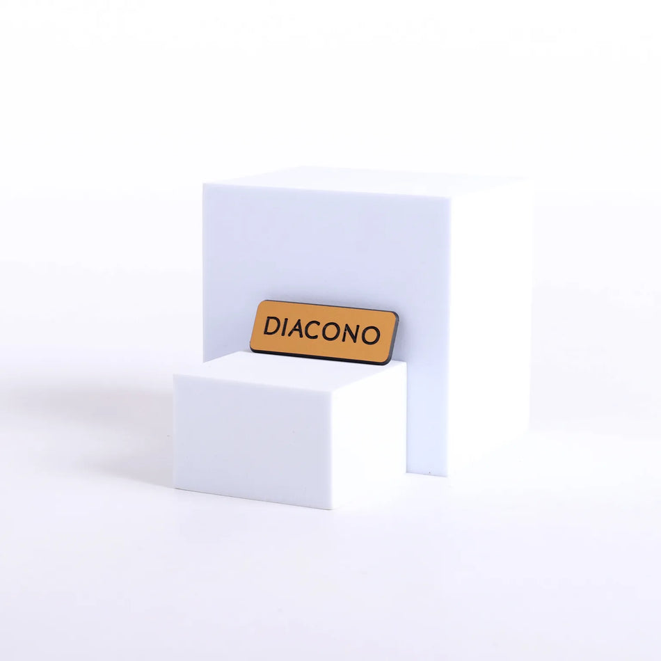 Badge Engraved – Spanish Contemporary Diacono – Gold Magnet