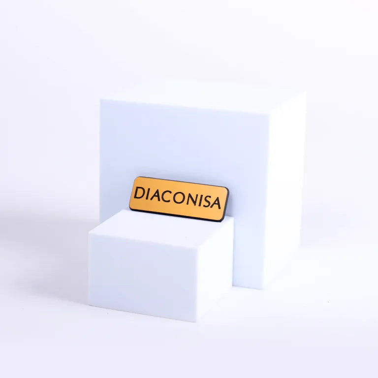 Badge Engraved – Spanish Contemporary Diaconisa – Gold Magnet