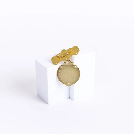 BADGE FANCY ROUND USHER SHAKING HANDS PIN