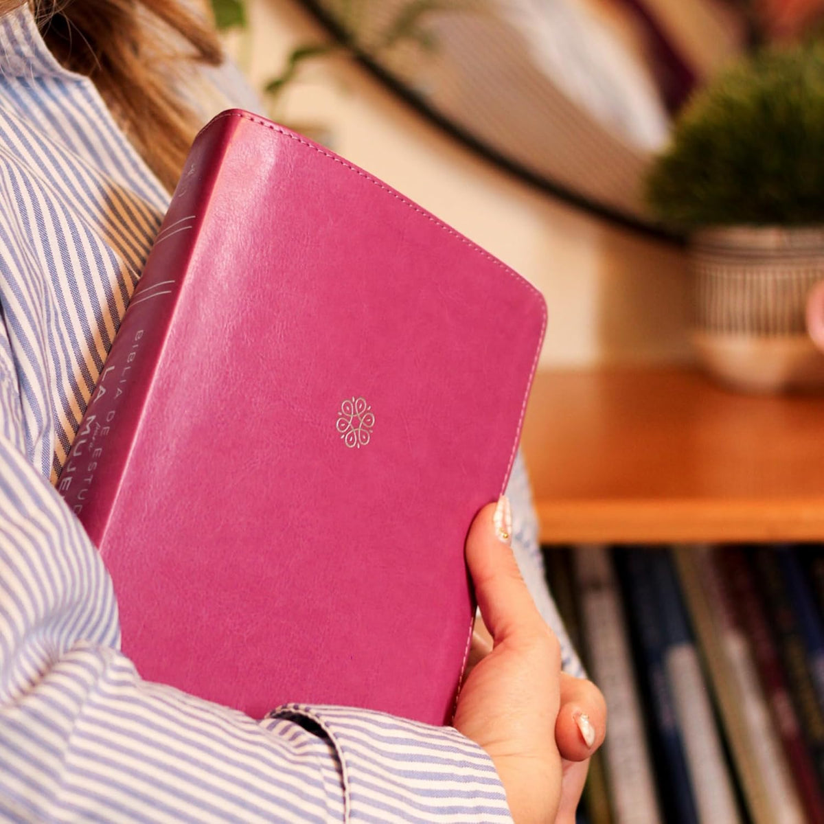 RVR60 Biblia de estudio para la mujer: Verdad, esperanza y transformación para el corazón – Leathersoft™, product view 5