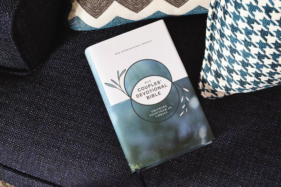 NIV, Couples' Devotional Bible (Build a Biblical Foundation for Your Marriage), Comfort Print: Growing, product view 2