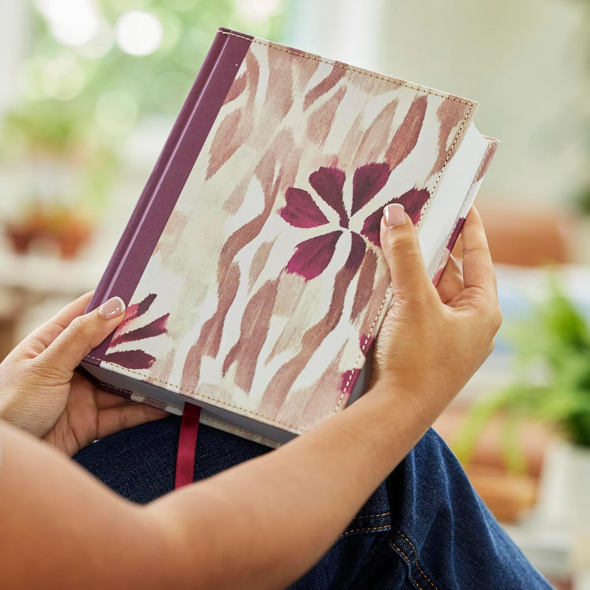 NKJV, Journal the Word Reference Bible, Red Letter Edition, Comfort Print – Hardcover, Floral, product view 6