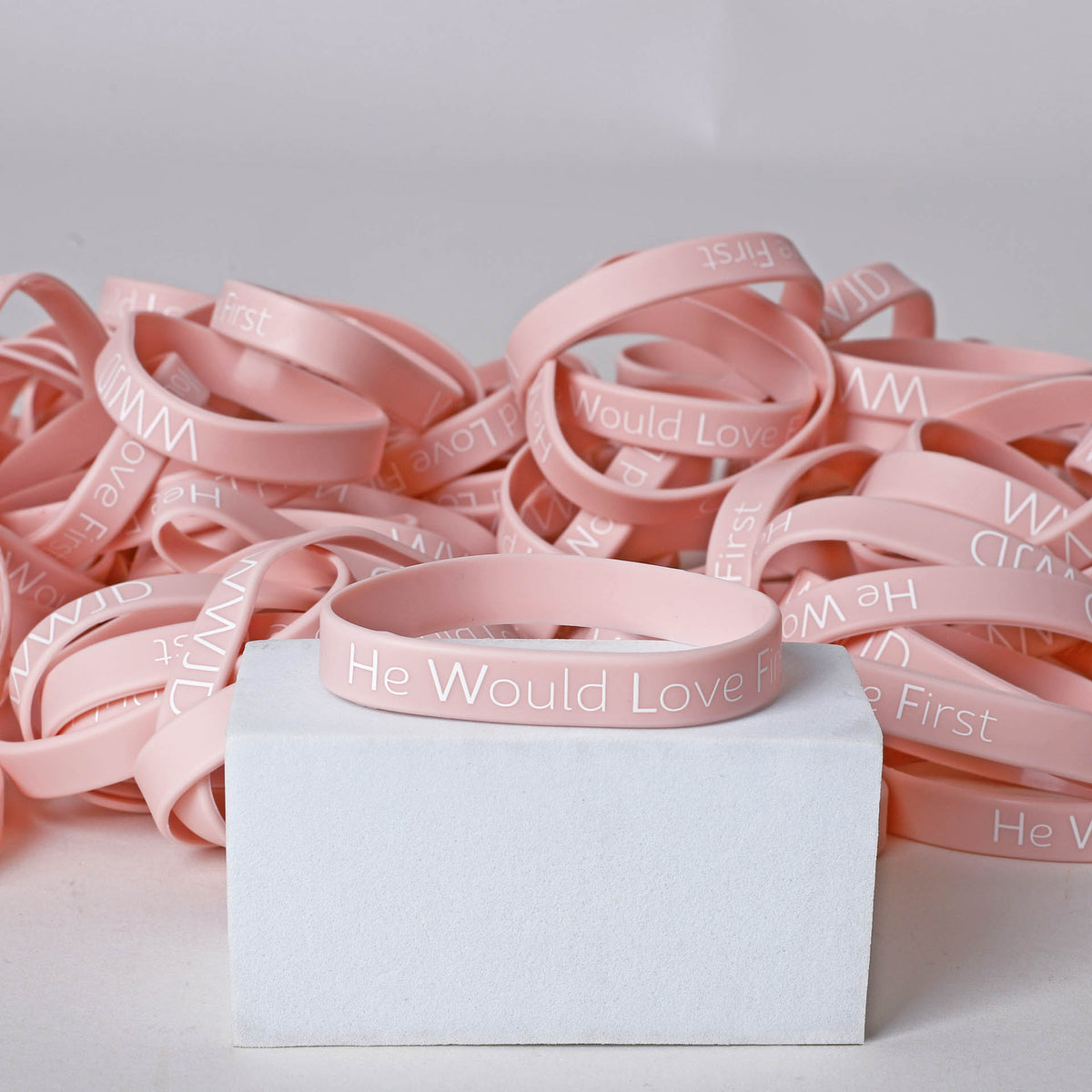 BRACELET SILICONE WWJD HE WOULD BLUSH PK100