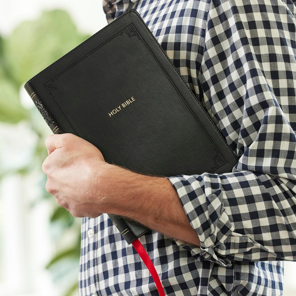 NKJV Giant Print End-of-Verse Reference Bible, Red Letter, Comfort Print: Holy Bible: Holy Bible, product view 2