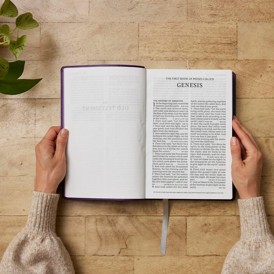 NKJV Giant Print End-of-Verse Reference Bible, Red Letter, Comfort Print: Holy Bible: Holy Bible, product view 2