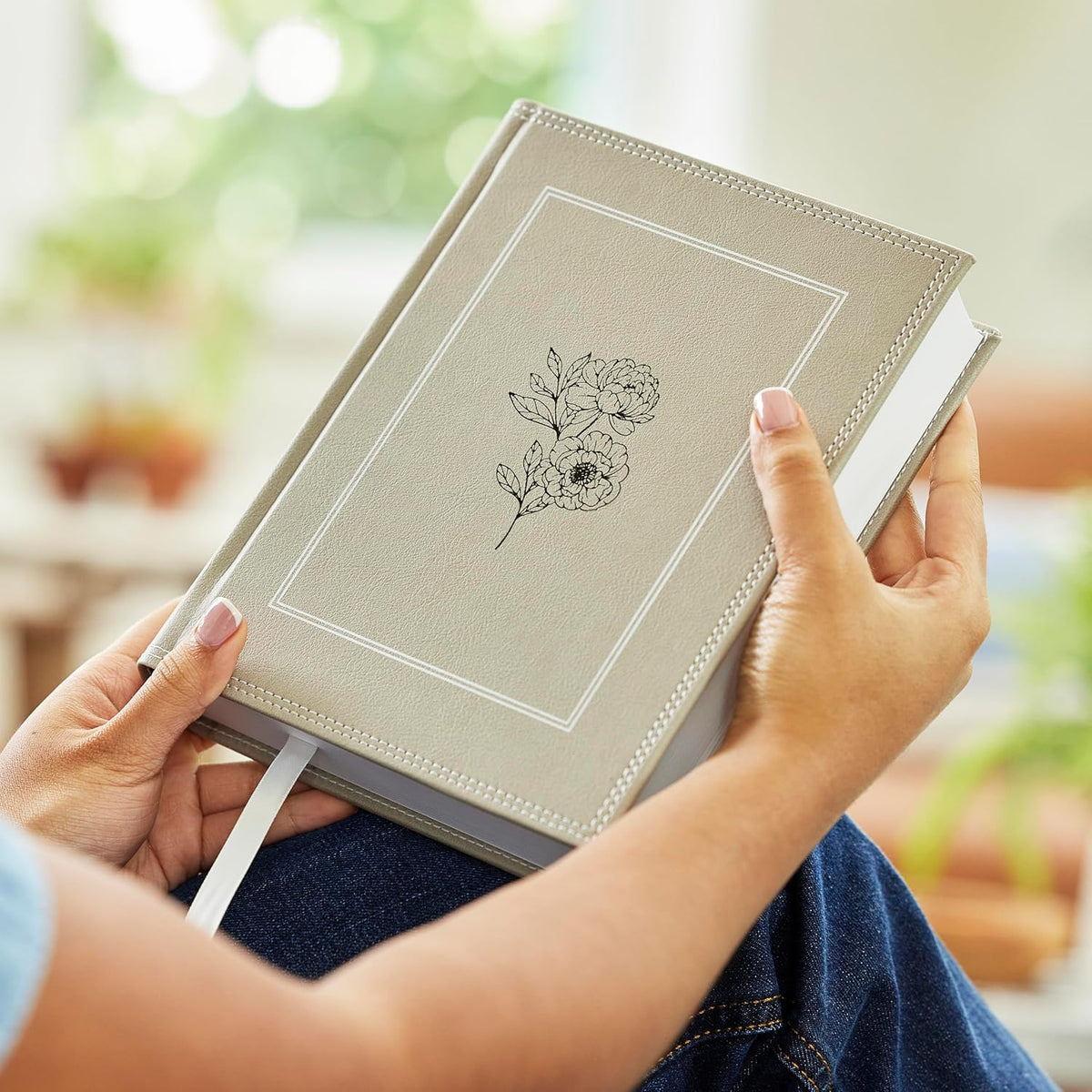 NKJV, Journal the Word Bible, Large Print, Red Letter Edition: Reflect, Journal, or Create Art Next to Your, product view 5