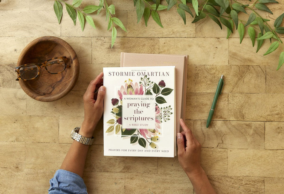 A Woman's Guide to Praying the Scriptures: Prayers for Every Day and Every Need (A Prayer Bible Study), product view 2