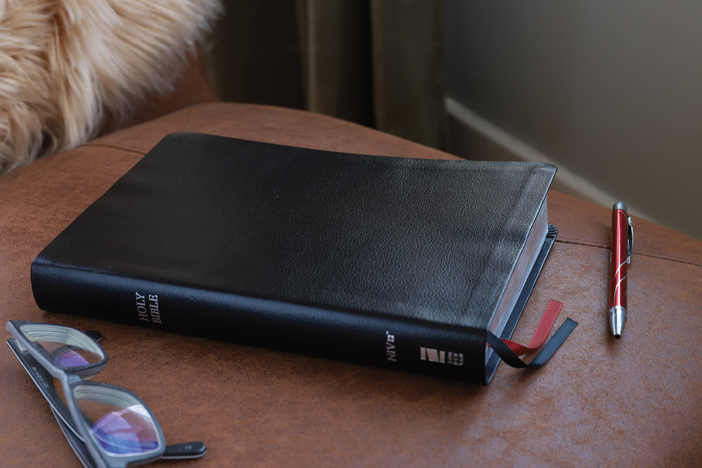 NIV, Thinline Bible, Giant Print, Red Letter, Comfort Print – Bonded Leather, Black by HarperCollins, product view 4