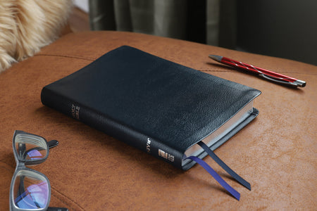 NIV, Thinline Bible, Red Letter, Comfort Print – Bonded Leather, Navy by HarperCollins, product view 4