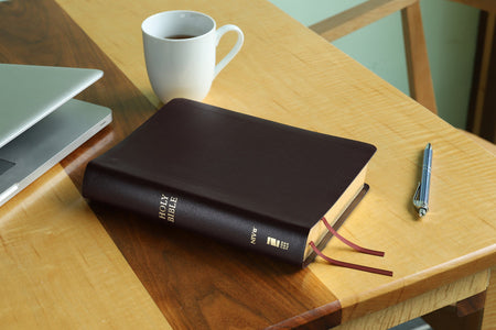 NIV, Reference Bible, Giant Print, Red Letter Edition, Comfort Print – Bonded Leather, Burgundy, product view 4