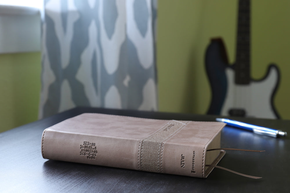 NIV, Teen Study Bible, Compact, Comfort Print – Leathersoft™, Brown by HarperCollins, product view 3
