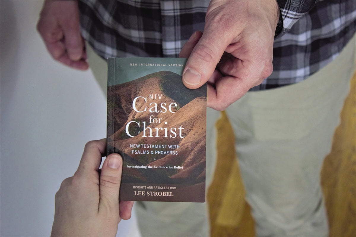 NIV, Case for Christ New Testament with Psalms and Proverbs, Pocket-Sized, Paperback, Comfort Print, product view 2