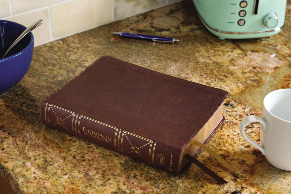 NKJV, Thompson Chain-Reference Bible, Red Letter, Comfort Print – Leathersoft™, Brown by HarperCollins, product view 2