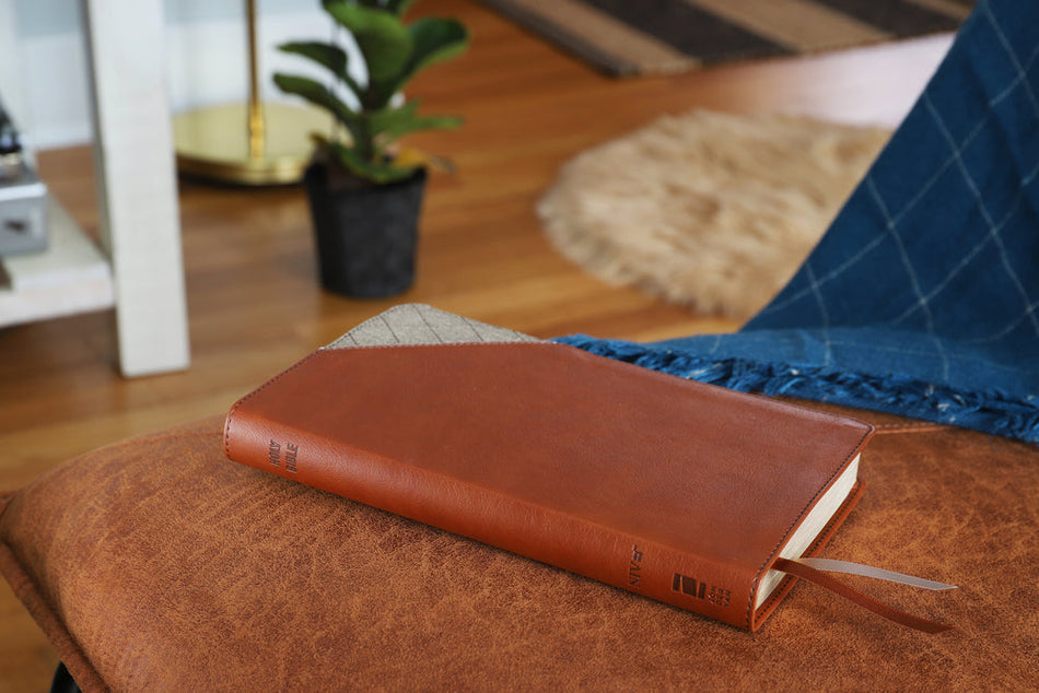NIV, Thinline Bible, Red Letter, Comfort Print – Leathersoft™, Brown by HarperCollins, product view 2