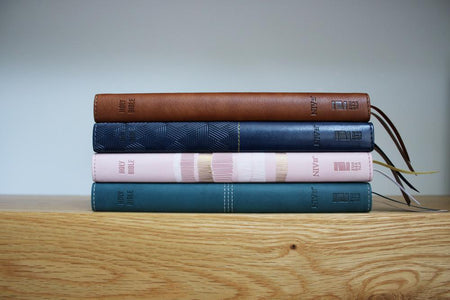 NIV, Thinline Bible, Leathersoft, Red Letter, Comfort Print by HarperCollins, product view 7