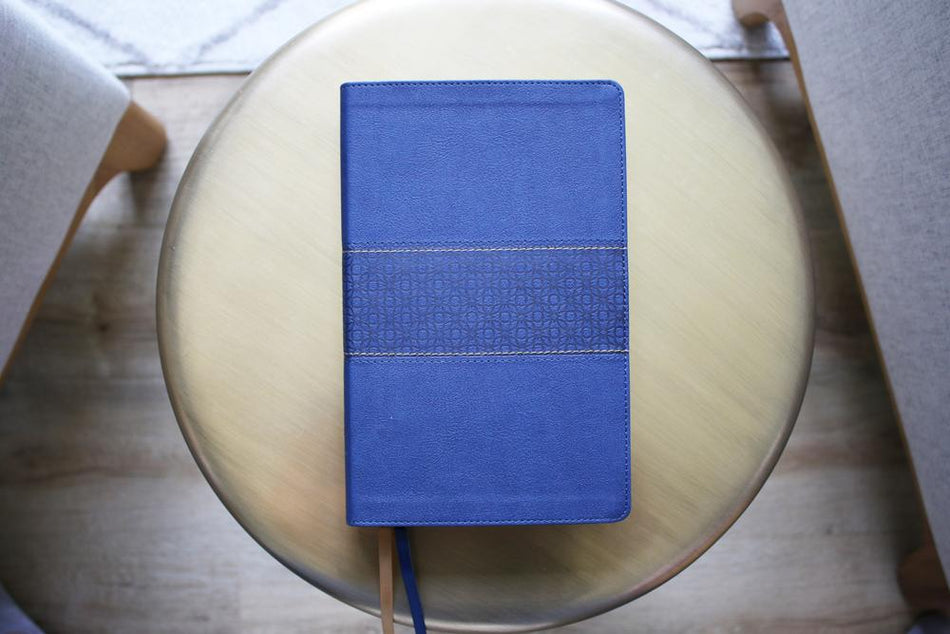 NIV, Thinline Reference Bible, Red Letter Edition, Comfort Print – Leathersoft™, Navy by HarperCollins, product view 2