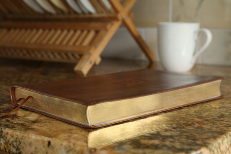 NIV, Thinline Bible, Large Print, Red Letter, Comfort Print – Leathersoft™, Brown by HarperCollins, product view 4