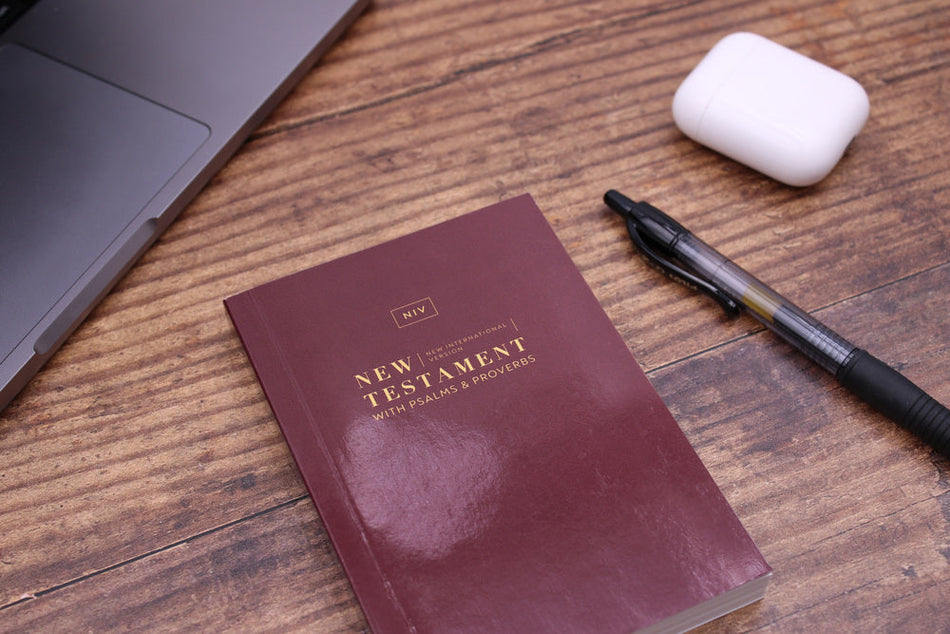 New Testament with Psalms and Proverbs (NIV) - Pocket Sized - Burgundy Paperback by HarperCollins, product view 2