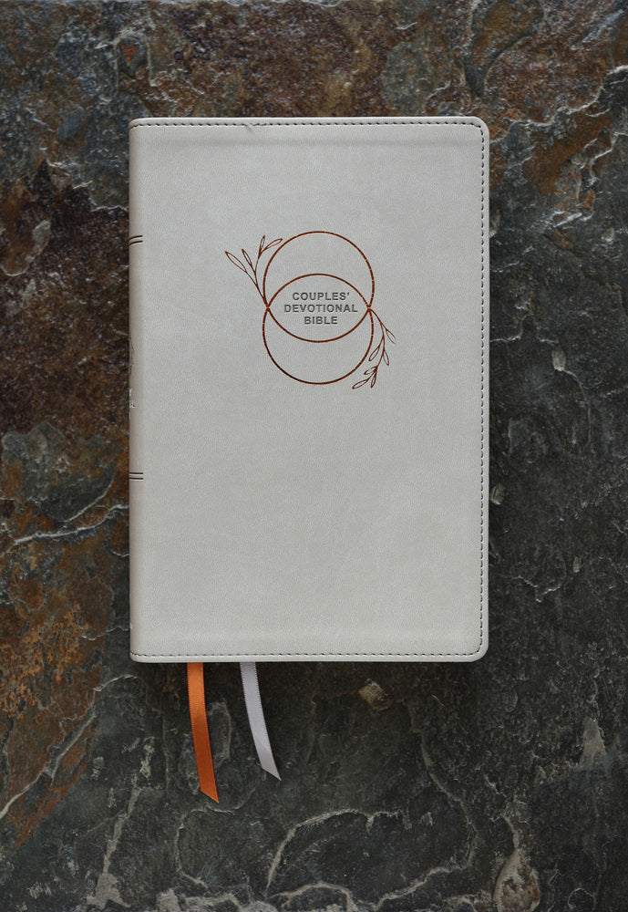NIV, Couples' Devotional Bible (Build a Biblical Foundation for Your Marriage), Comfort Print: Growing, product view 2
