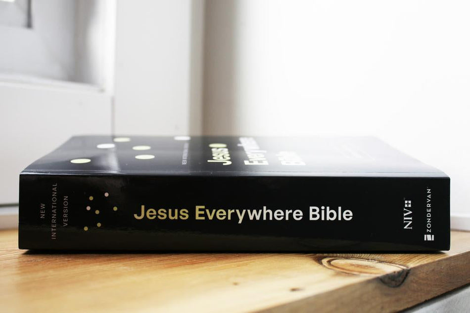Jesus Everywhere Outreach Bible (NIV) - Large Print - Paperback by HarperCollins, product view 2