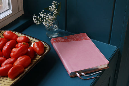 NIV, Thinline Bible, Large Print, Red Letter, Comfort Print – Leathersoft™, Pink by HarperCollins, product view 2