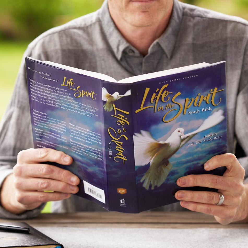 KJV, Life in the Spirit Study Bible, Red Letter Edition: Formerly Full Life Study – Hardcover, product view 2