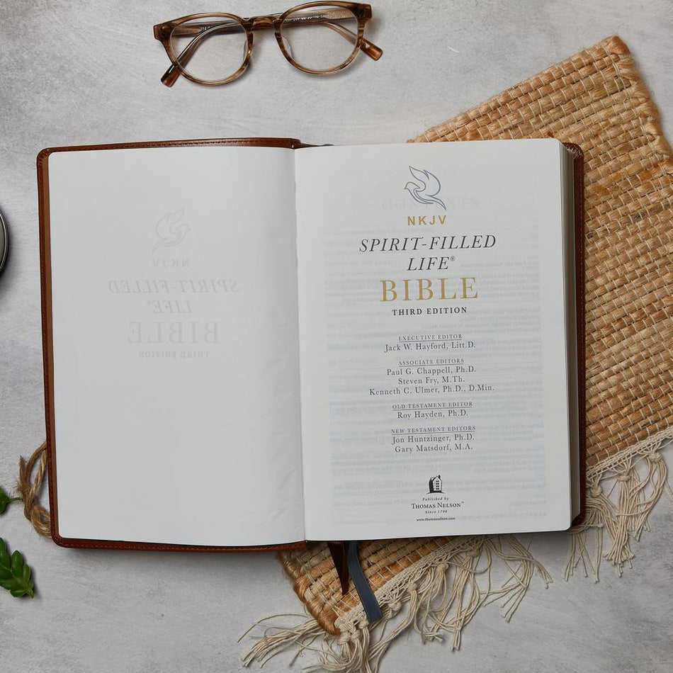 NKJV, Spirit-Filled Life Bible, Third Edition, Red Letter Edition, Comfort Print: Kingdom Equipping Through, product view 2