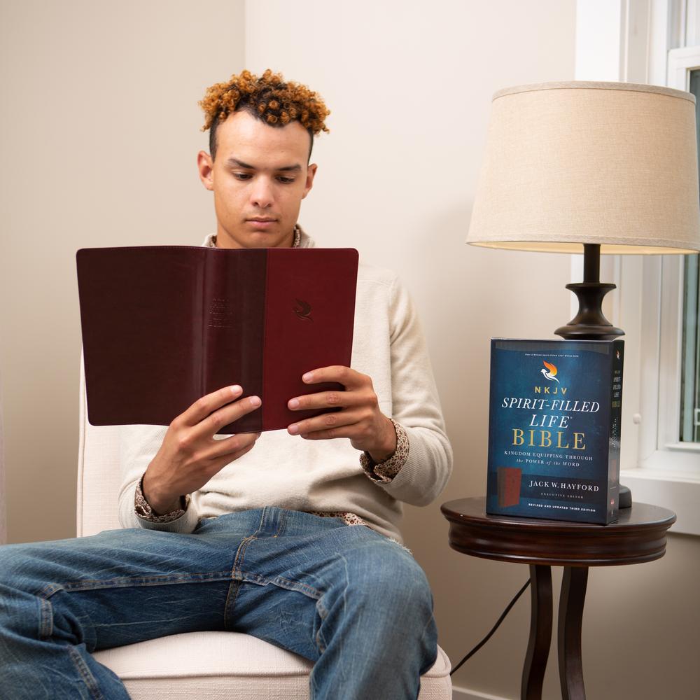 NKJV, Spirit-Filled Life Bible, Third Edition, Red Letter Edition, Comfort Print: Kingdom Equipping Through, product view 2