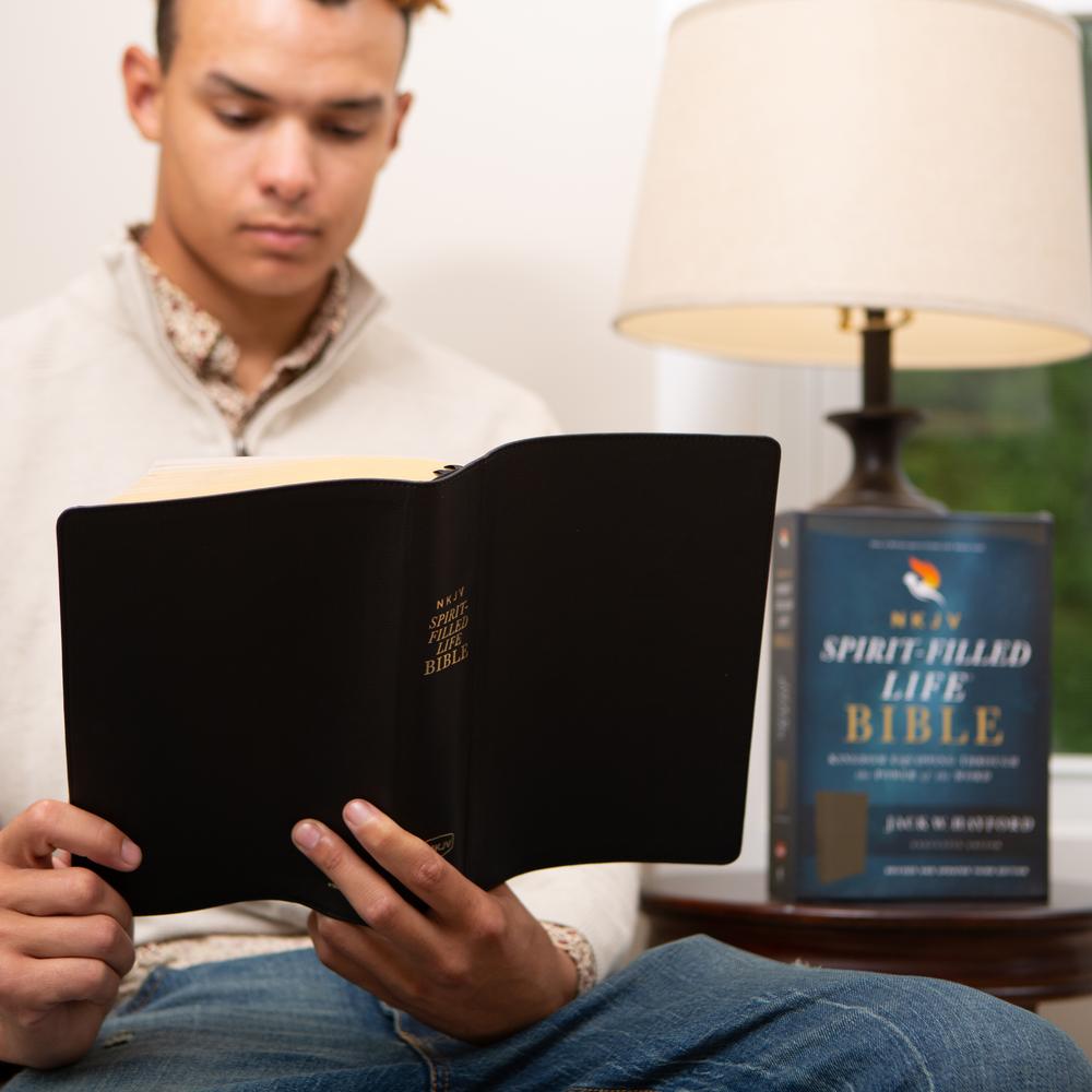 NKJV, Spirit-Filled Life Bible, Third Edition, Red Letter Edition, Comfort Print: Kingdom Equipping Through, product view 2