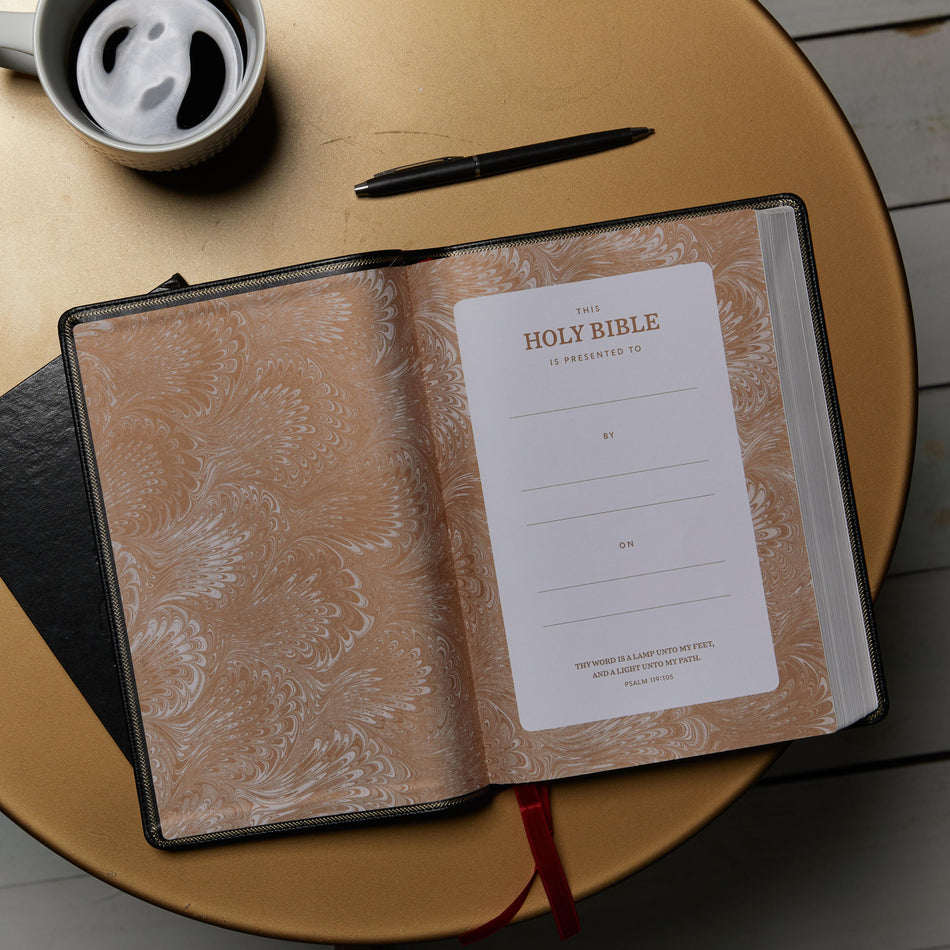 KJV, Deluxe Reference Bible, Center-Column Giant Print, Red Letter Edition, Comfort Print – Leathersoft™, product view 2