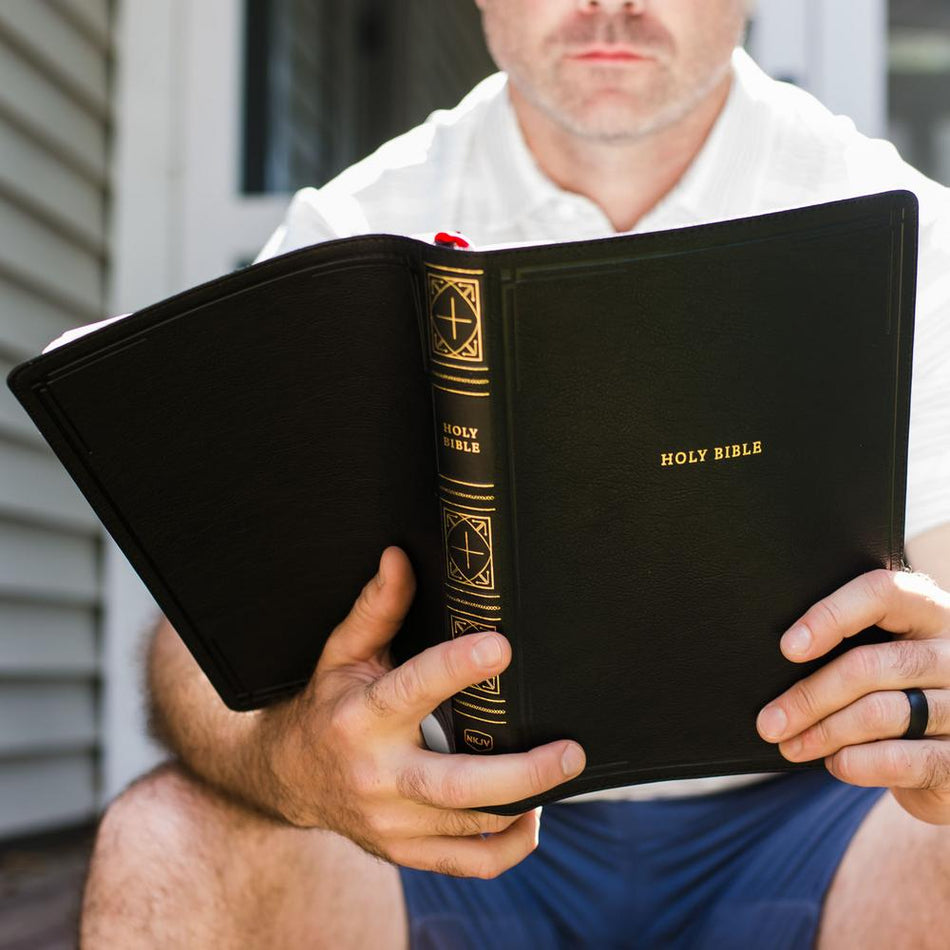 NKJV, Thinline Bible, Giant Print, Red Letter Edition, Comfort Print – Leathersoft™, Black, Thumb Indexed, product view 2