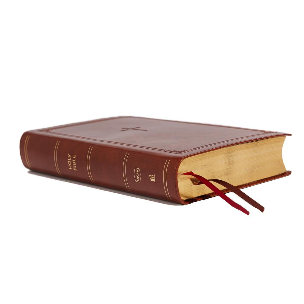 NKJV, End-of-Verse Reference Bible, Personal Size Large Print, Red Letter Edition, Comfort Print: Holy, product view 3