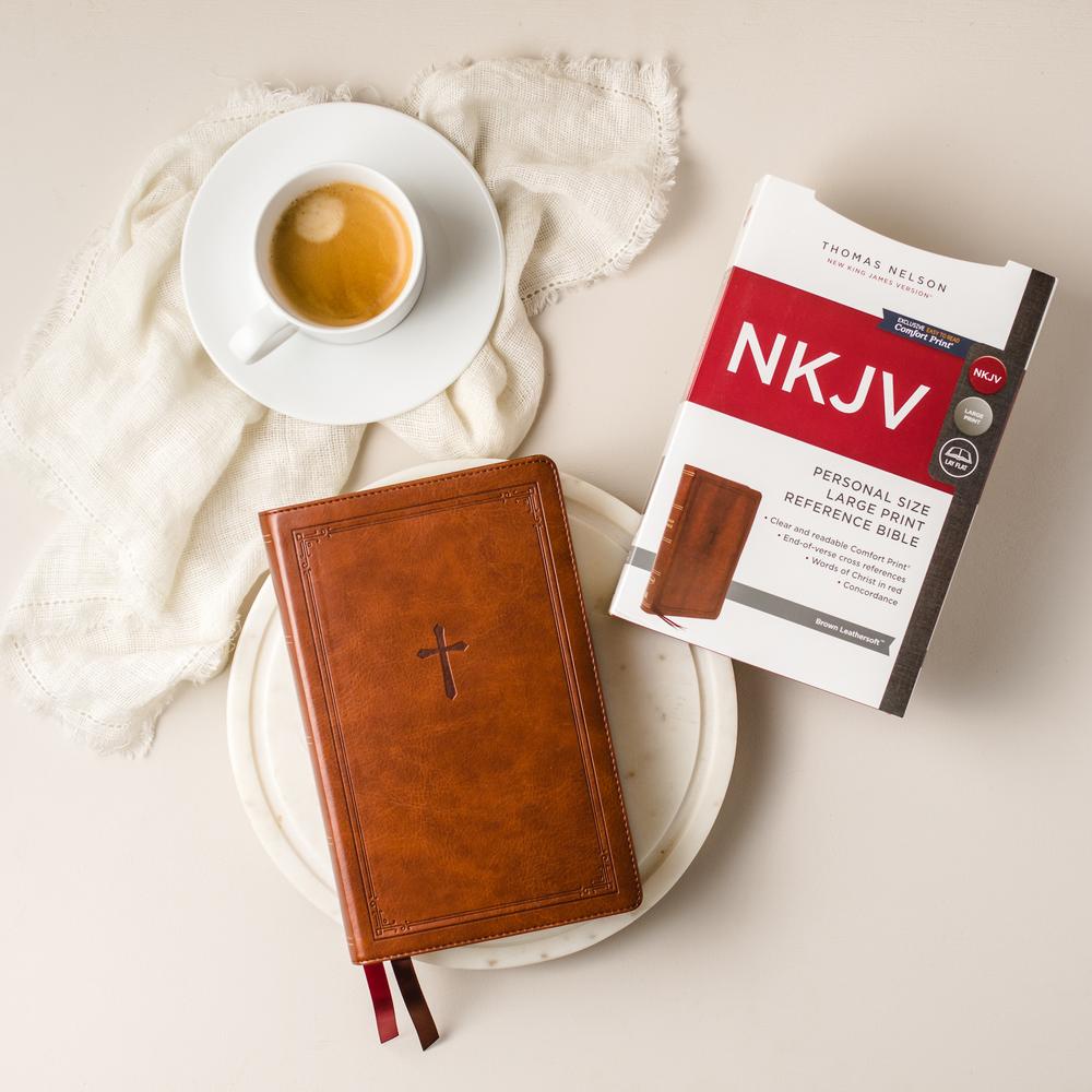 NKJV, End-of-Verse Reference Bible, Personal Size Large Print, Red Letter Edition, Comfort Print: Holy, product view 4