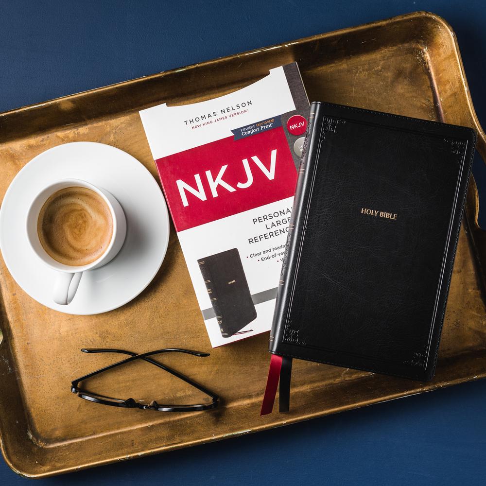 NKJV, End-of-Verse Reference Bible, Personal Size Large Print, Red Letter Edition, Comfort Print: Holy, product view 4