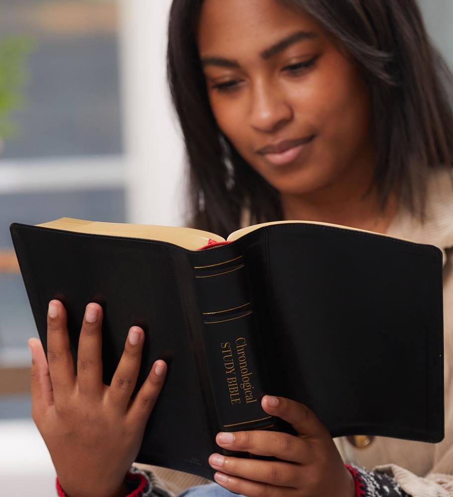 NIV, Chronological Study Bible, Comfort Print: Holy Bible, New International Version – Leathersoft™, Black, product view 2