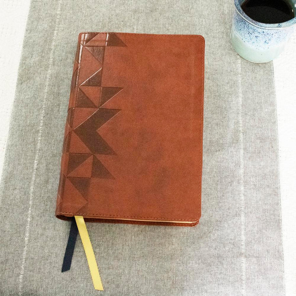 NKJV, The Bible Study Bible, Comfort Print: A Study Guide for Every Chapter of the Bible – Leathersoft™, product view 2