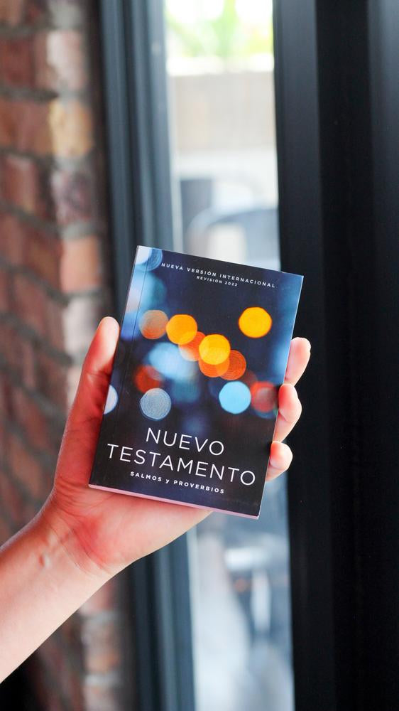 NVI, Nuevo Testamento de bolsillo, con Salmos y Proverbios, Revisión 2022, Tapa Rústica, Luces brillantes, product view 3