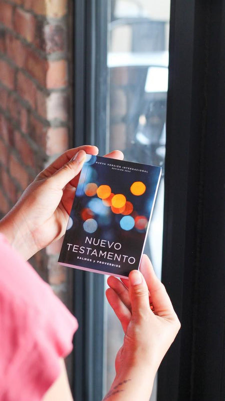 NVI, Nuevo Testamento de bolsillo, con Salmos y Proverbios, Revisión 2022, Tapa Rústica, Luces brillantes, product view 6