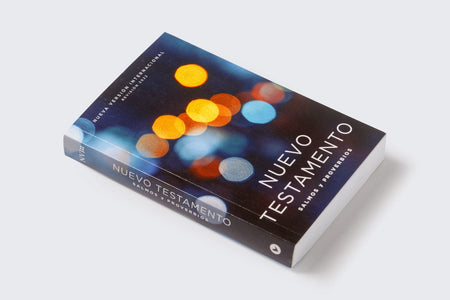 NVI, Nuevo Testamento de bolsillo, con Salmos y Proverbios, Revisión 2022, Tapa Rústica, Luces brillantes, product view 5