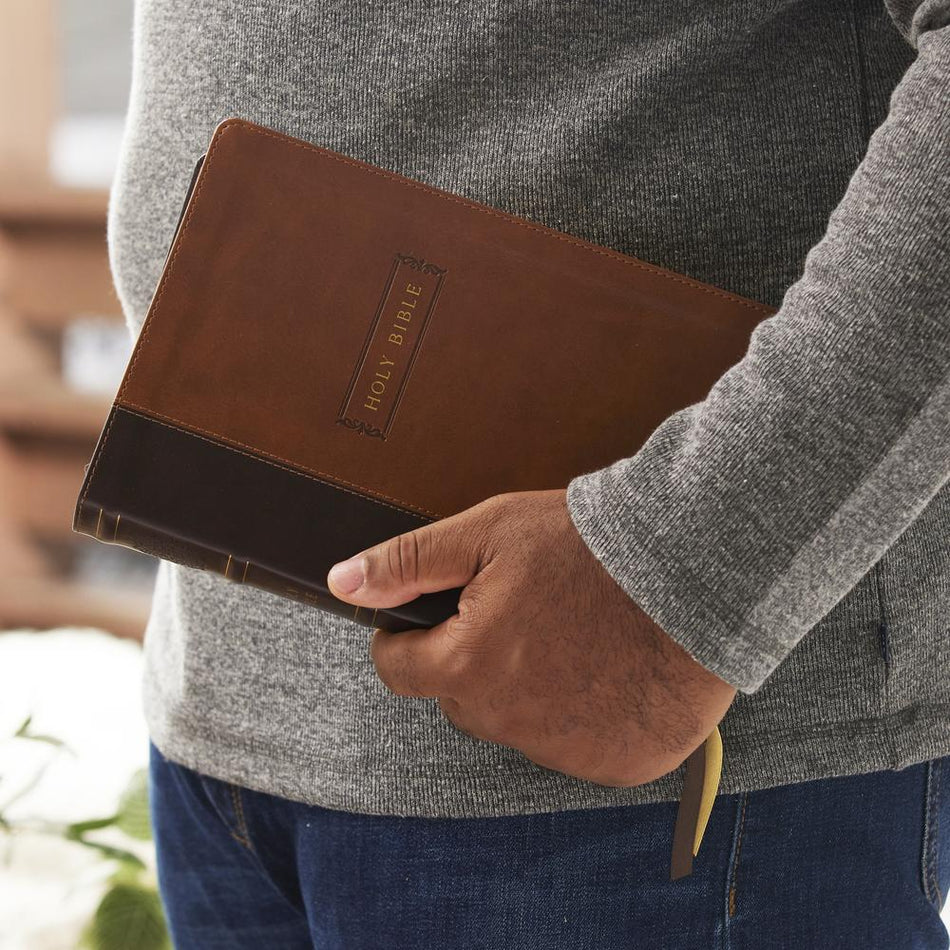 KJV, Center-Column Reference Bible with Apocrypha, 73,000 Cross-References, Red Letter, Comfort Print: King, product view 2