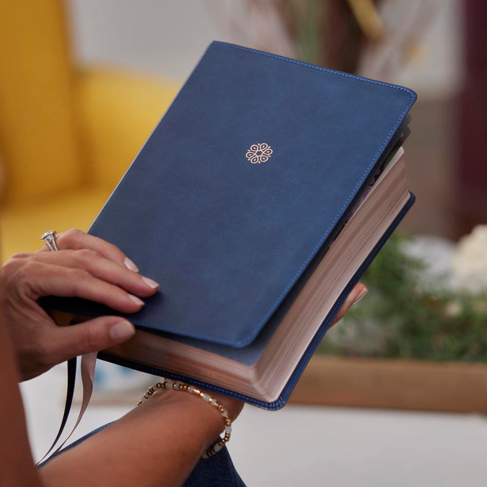 KJV, The Woman's Study Bible, Red Letter, Full-Color Edition, Comfort Print: Receiving God's Truth for, product view 2