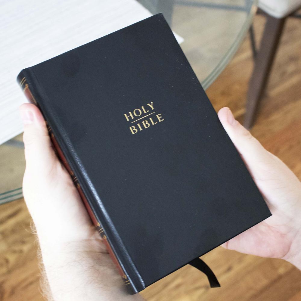KJV, Compact Center-Column Reference Bible, Red Letter, Comfort Print – Hardcover, Black by HarperCollins, product view 2