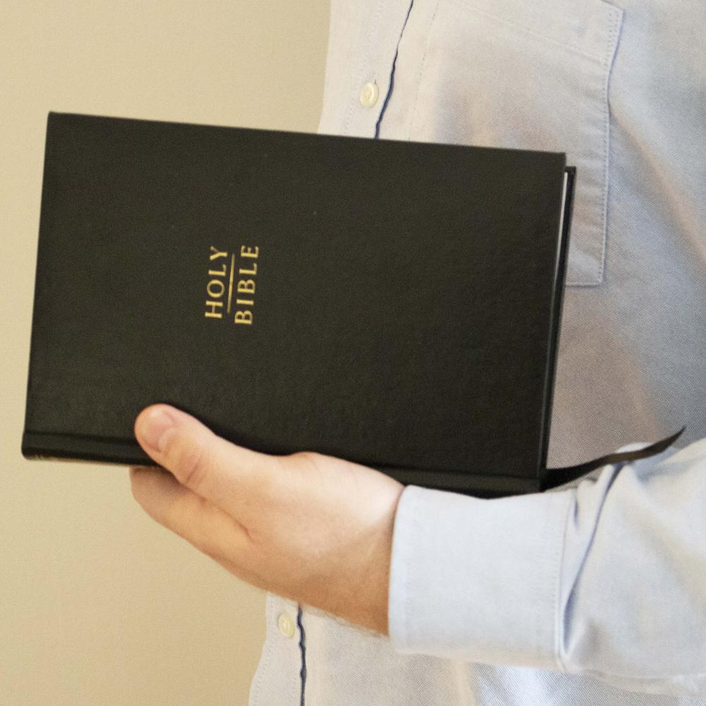 KJV, Compact Center-Column Reference Bible, Red Letter, Comfort Print – Hardcover, Black by HarperCollins, product view 3