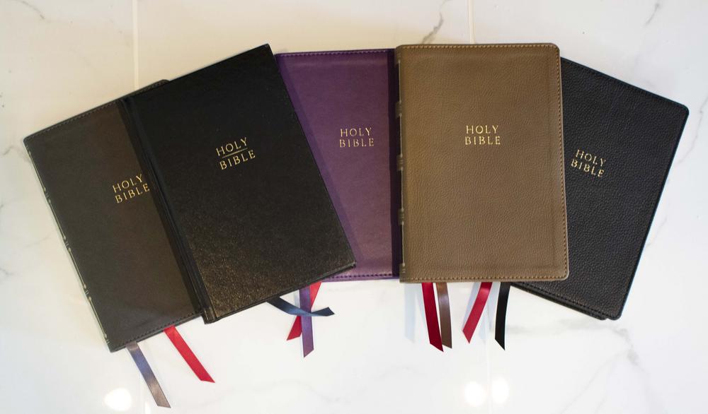 KJV, Compact Center-Column Reference Bible, Red Letter, Comfort Print – Hardcover, Black by HarperCollins, product view 4