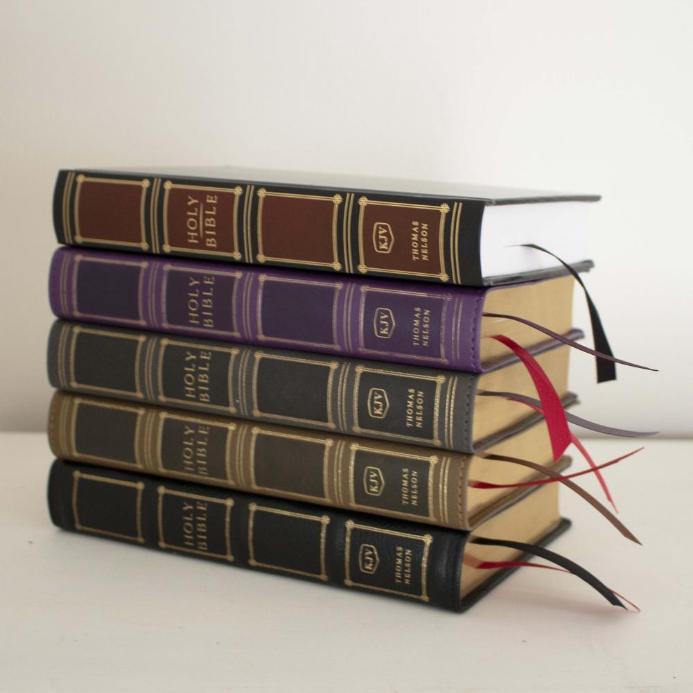 KJV, Compact Center-Column Reference Bible, Red Letter, Comfort Print – Hardcover, Black by HarperCollins, product view 5